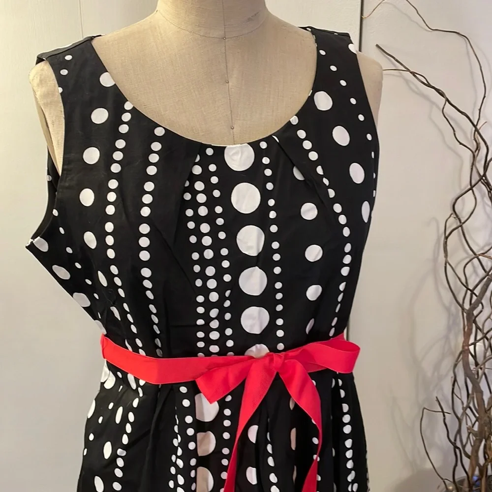 Motherhood Maternity sleeveless dotted dress with tie and pockets - Picture 2 of 9